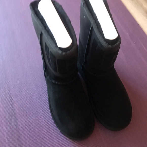 UGG Shoes - UGG classic short